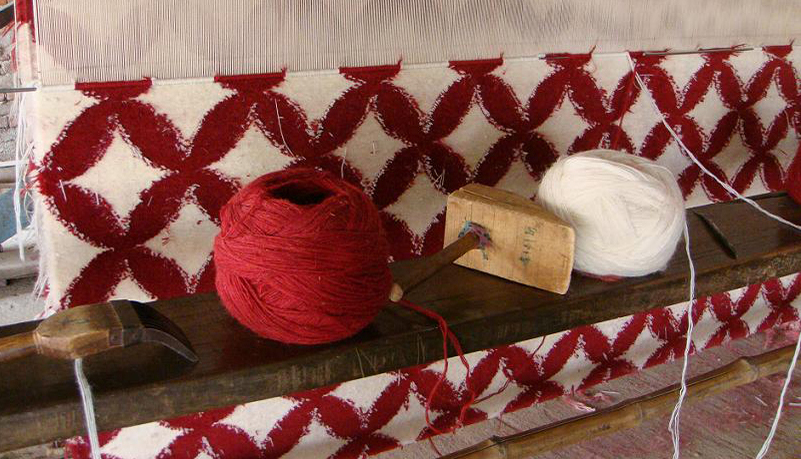 04- Weaving on loom